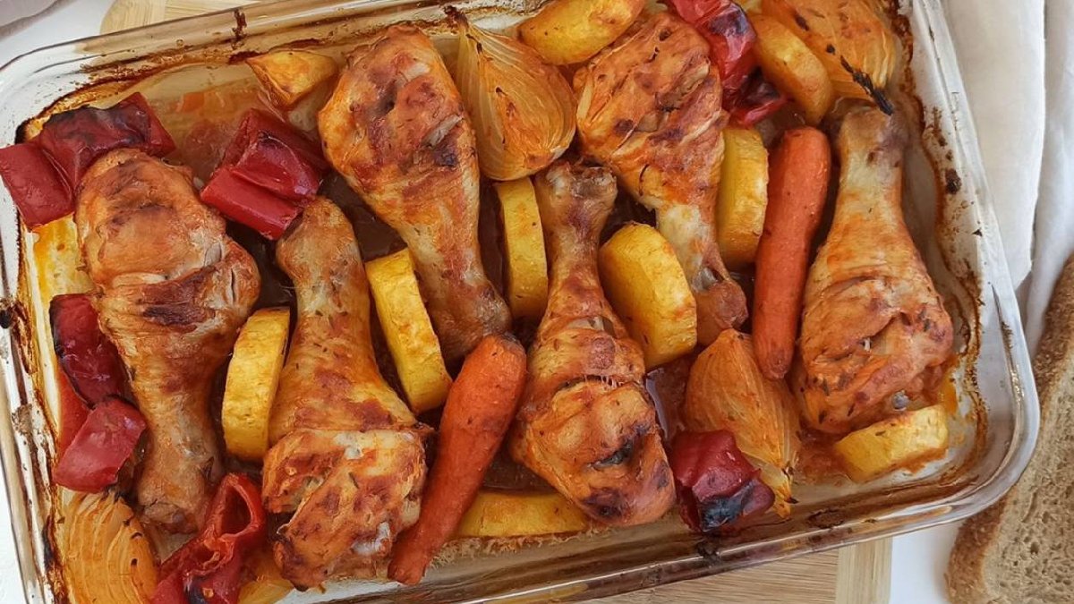 Biraz patates biraz tavuk varsa tamam! Fırında hızlıca pişiyor, tadı benzersiz oluyor