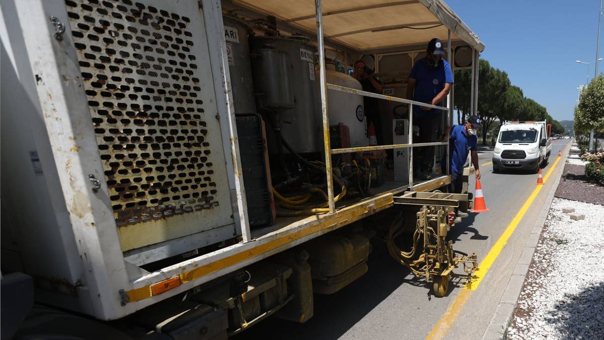 Büyükşehir, 13 ilçede trafik güvenliği için yol çizgi çalışmalarını sürdürüyor