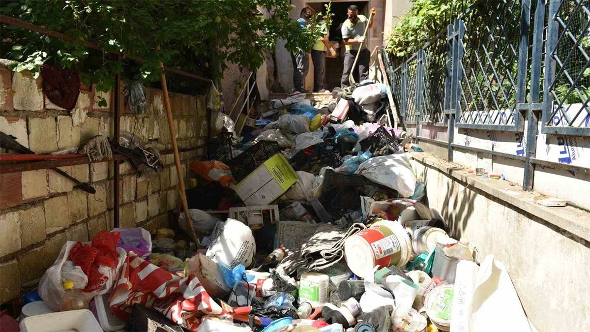 Çöp apartman yeniden boşaltıldı! Bu kez 20 kamyon atık çıkarıldı