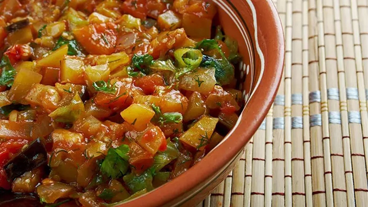 “Yaz gelince ilk akla o gelir!” diyenler için: Ferahlatan şakşuka tarifiyle geleneksel lezzetleri sofranıza taşıyın!