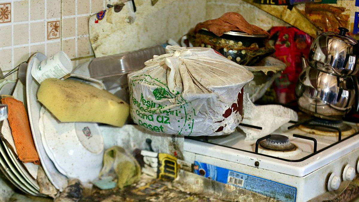 Kamyonlar yetmedi: Çöp partisi sona erdi! Apartmandan çıkanlar hayrete düşürdü