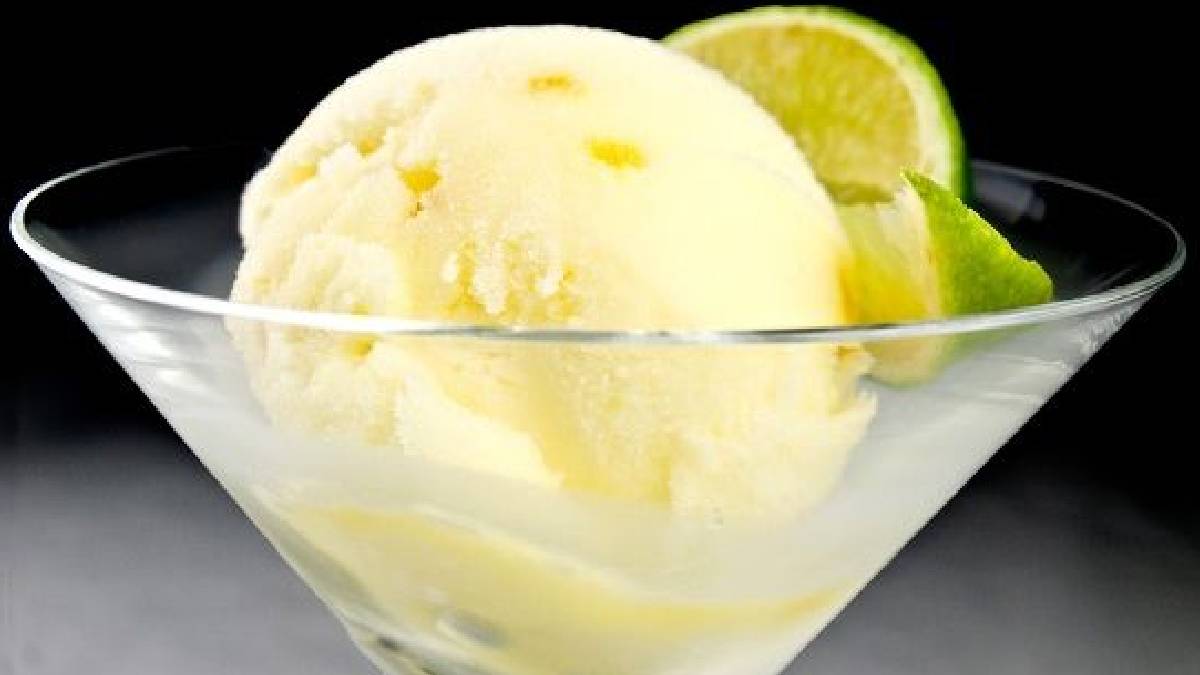 Yazın sevilen lezzeti evinizde! Sadece 3 malzemeyle yapılıyor, her an serinletiyor: İşte evde limonlu dondurma yapımı