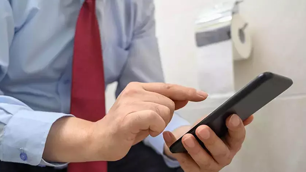 Her gün yaptığınız bu alışkanlık sağlığınızı tehdit ediyor: Tuvalette telefon kullanmanın gizli tehlikesi ortaya çıktı!