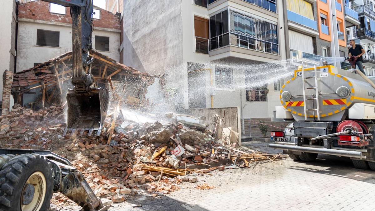 Karşıyaka’da metruk ve riskli binalar tek tek yıkılıyor