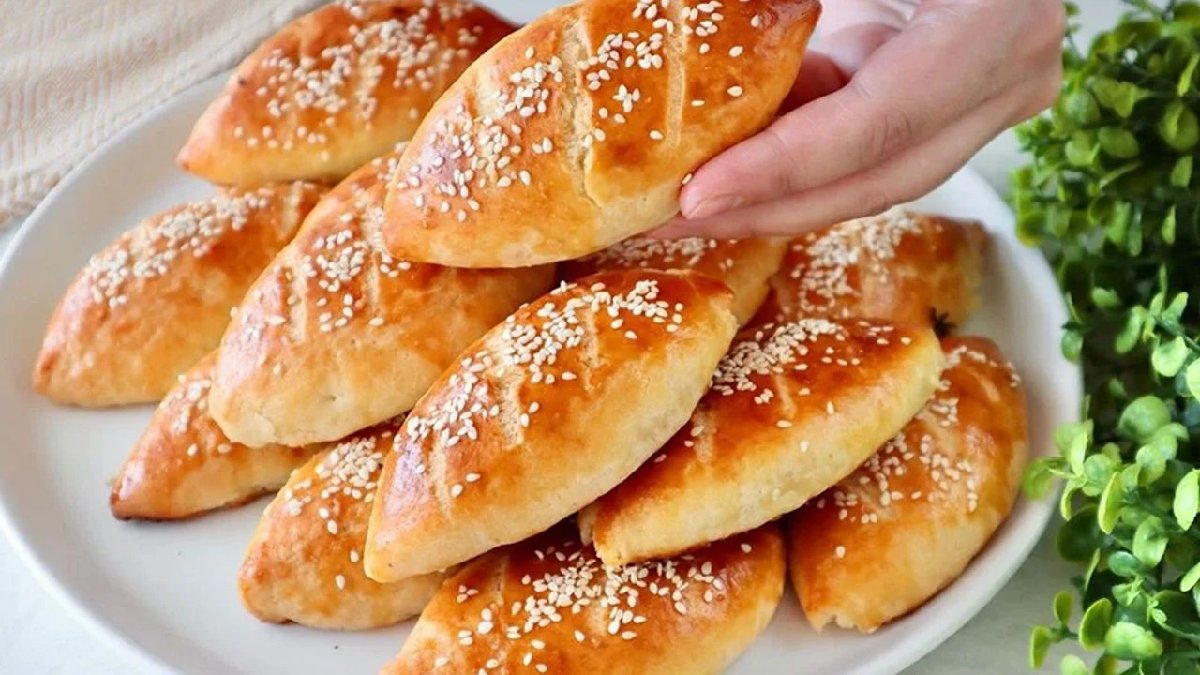 Çayın yanına çok yakışan kıyır kıyır bir lezzet! Peynir severler bayılıyor: Peynirli poğaça tarifi…