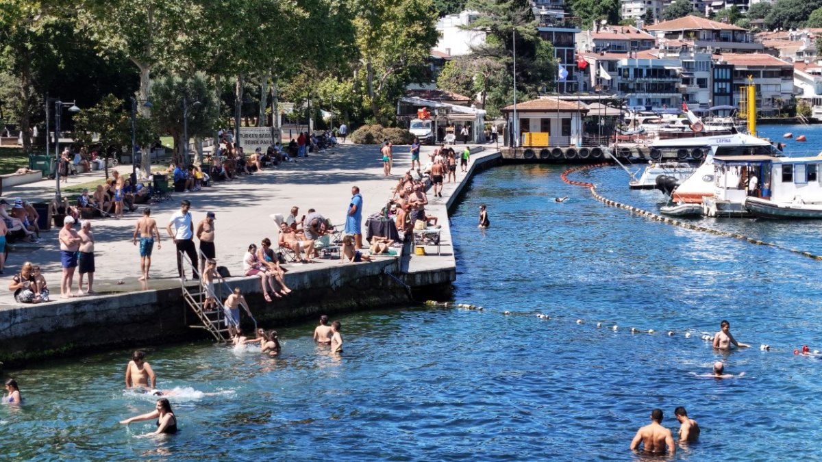 İstanbullular da sıcağa dayanamadı! Boğazın serin sularında yüzdüler: O anlar böyle görüntülendi