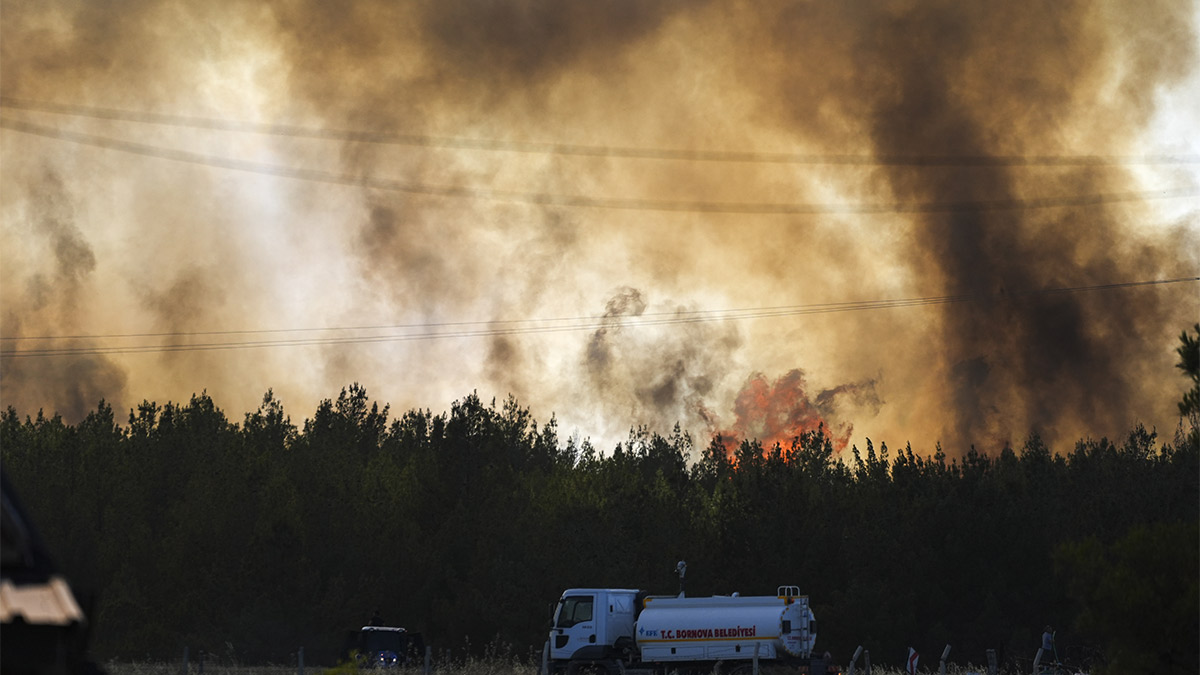 İzmir alevlere teslim! Binlerce kişi tahliye edildi, müdahale sürüyor
