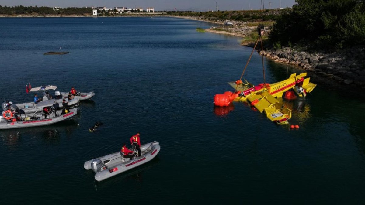 Adana'da düşen yangın uçağının enkazı çıkarıldı: Parçalar kıyıya çekildi