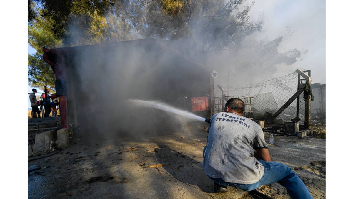 Bornova Yakaköy'de yangınla mücadele sürüyor