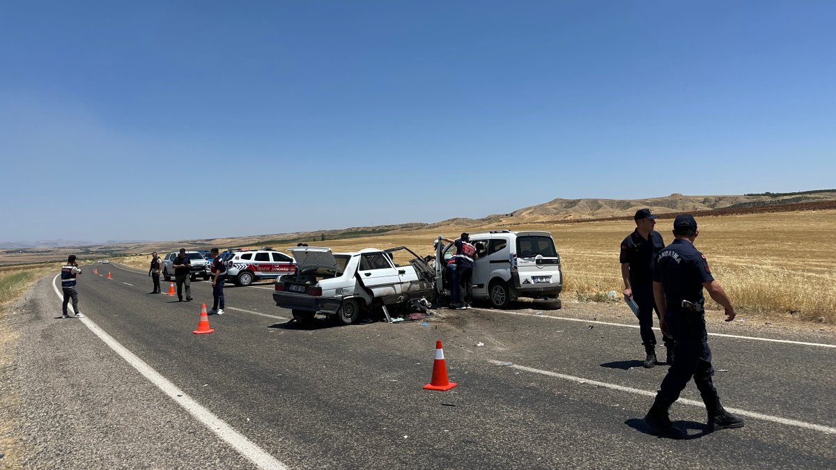 Adıyaman'da 2 araç kafa kafaya çarpıştı: 4 ölü 1 yaralı