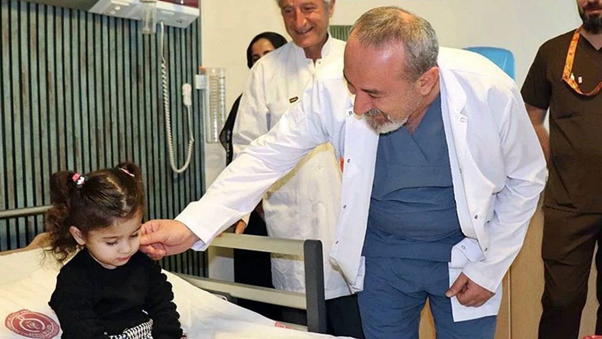 İmkansız denen ameliyat gerçek oldu! Küçük bedeni büyük acılarla sınandı