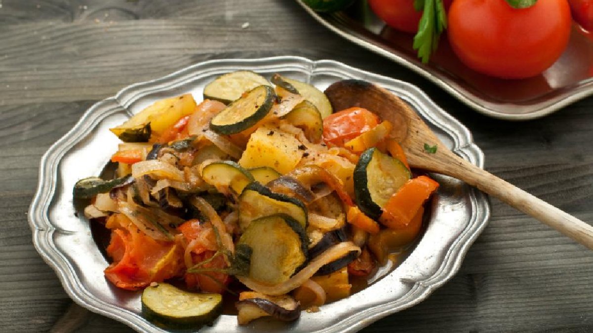 Tam da yaz mevsimine uygun! Sebzelerin renk cümbüşü: Herkes parmaklarını da yiyecek