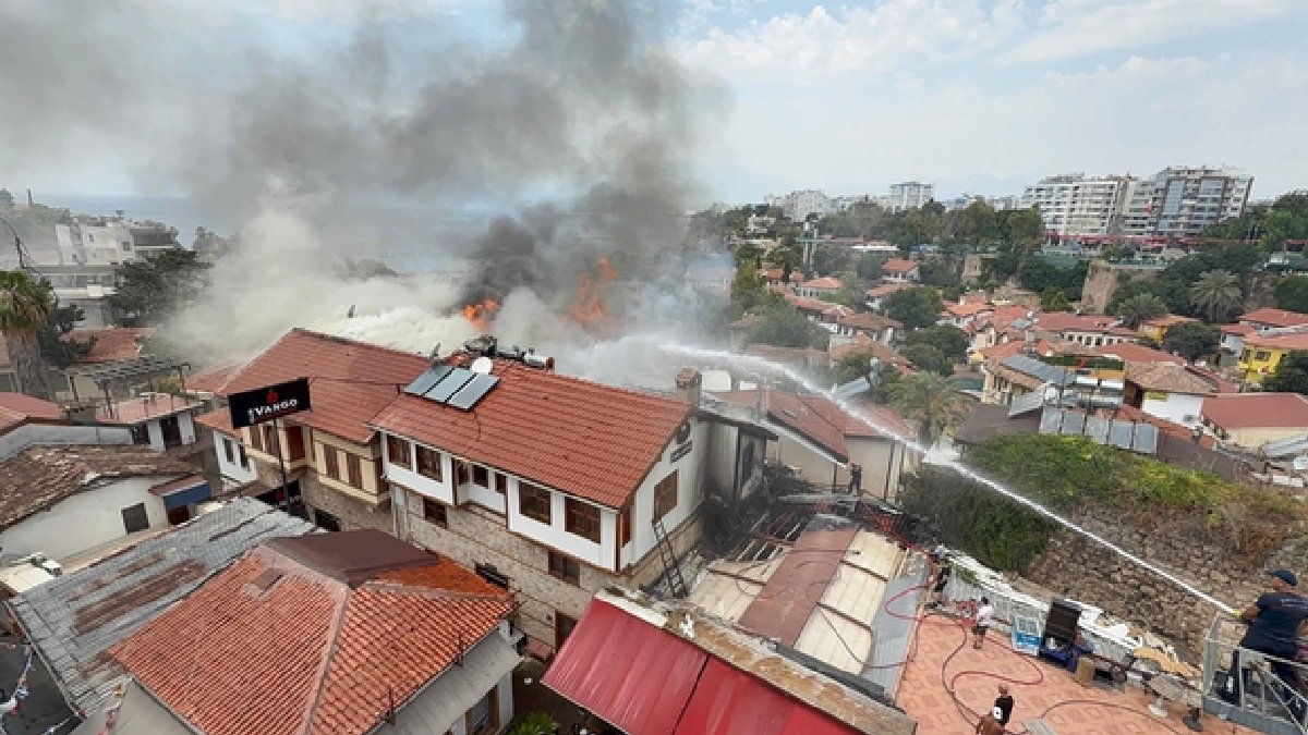 Antalya Kaleiçi’ndeki yangın iki saat sürdü, İşletme sahipleri: Zarar büyük