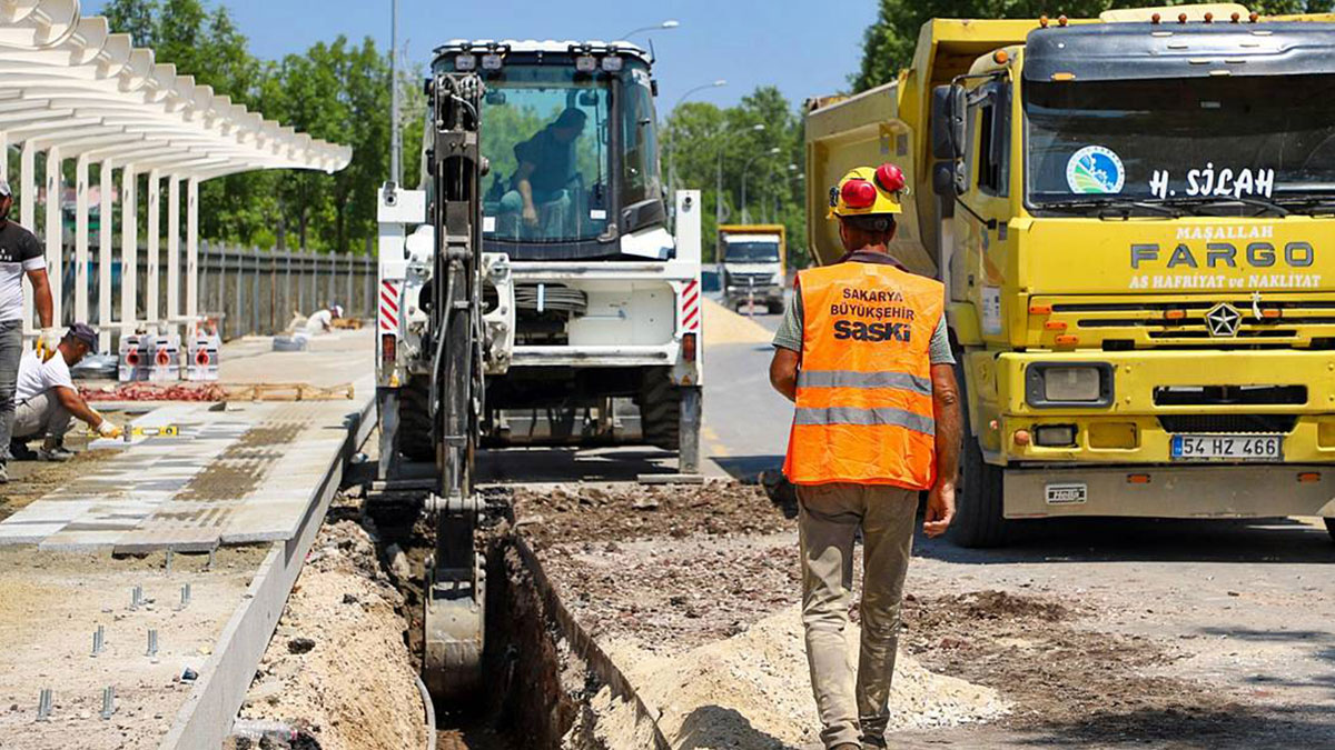 19,5 kilometrelik metrobüs hattında altyapı yenileniyor! Sakarya'da metrobüs projesinde sona doğru...