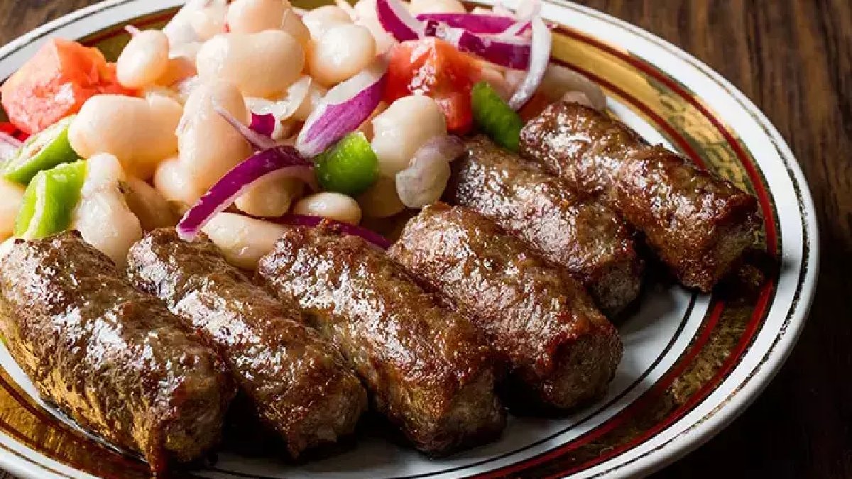 Klasiklerden vazgeçemeyenlerin tarifi! Köfte denilince herkesin aklına geliyor! İşte İnegöl köfte tarifi…