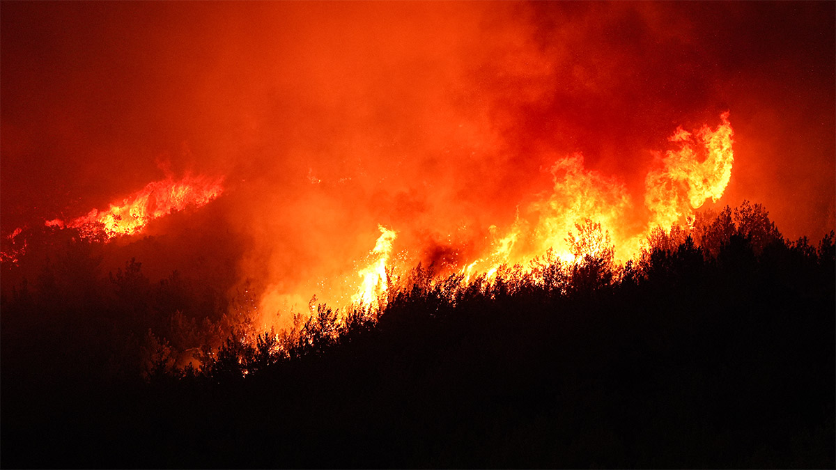 İzmir yanıyor! Alevler yerleşim yerlerine dayandı, havadan müdahale durdu