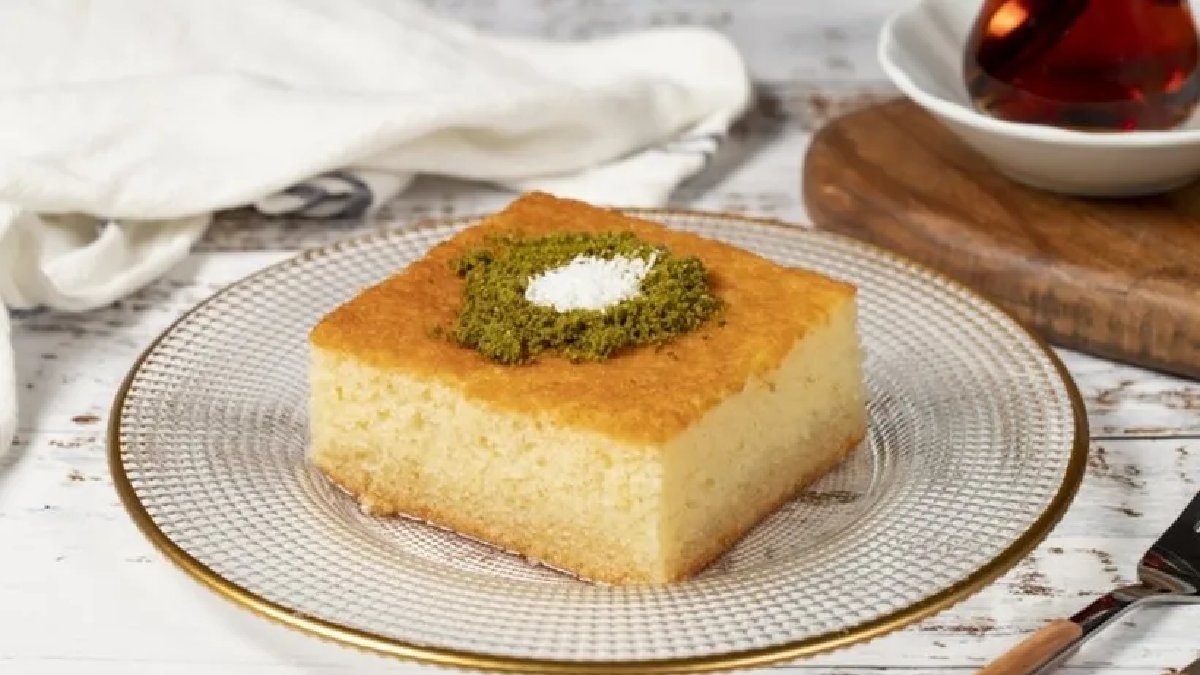 Hem şerbetli hem de hafif! Kaynananız bile tarif isteyecek: İşte tam ölçülü revani tarifi…