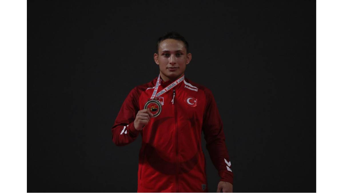 İzmir Büyükşehir Belediyesi güreşte de zirvede