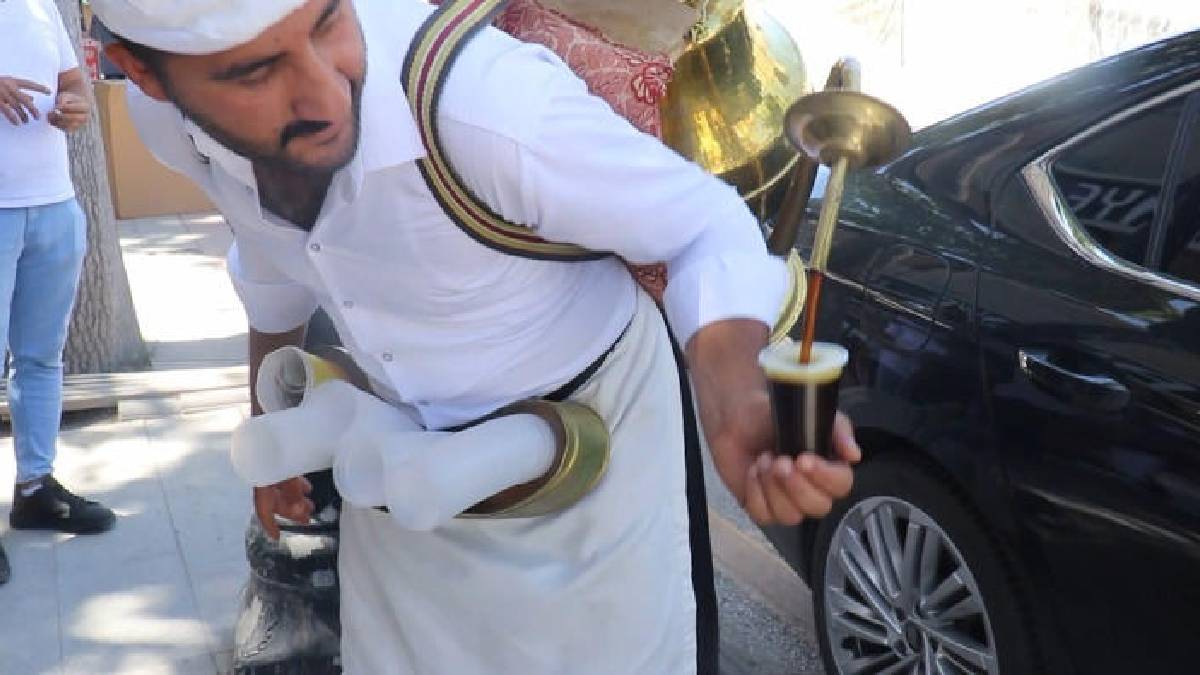 Buzla soğutuluyor, bardak bardak satılıyor! Kavurucu sıcaklara çare oluyor: Ünü kent dışına kadar taşıyor