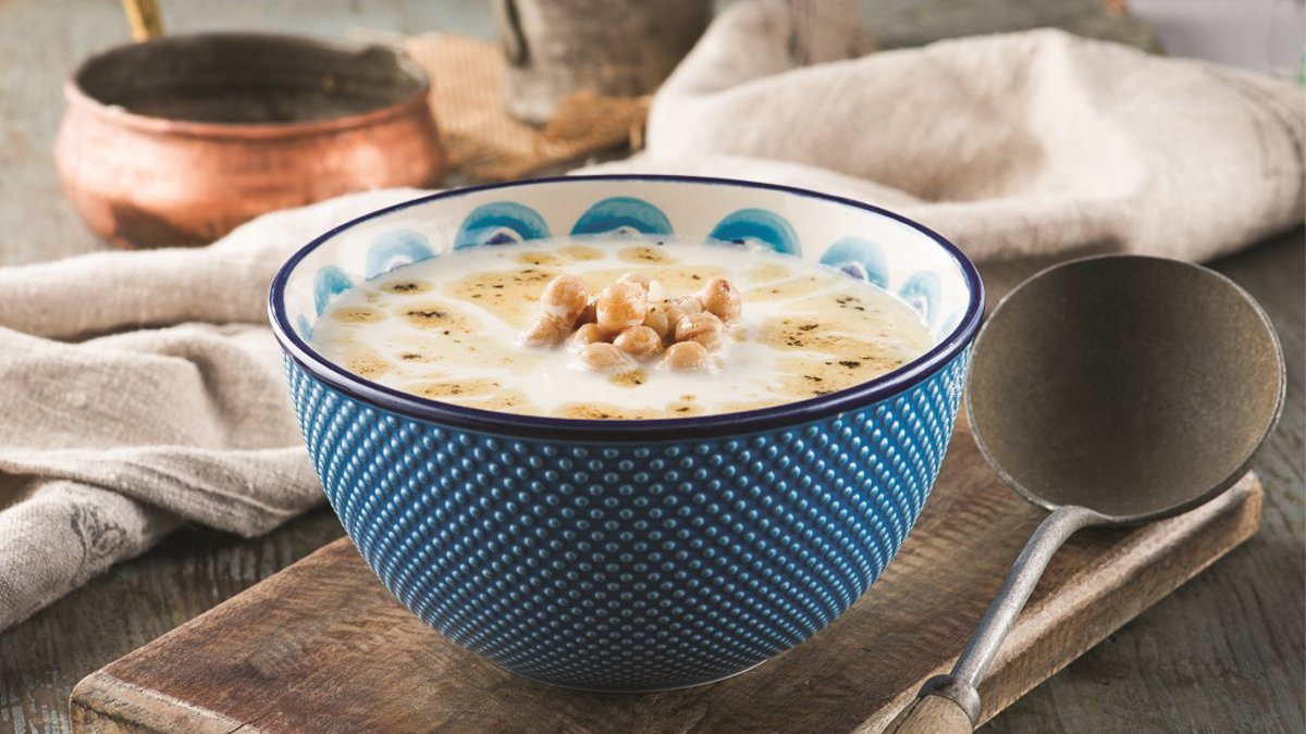 Anadolu’nun serinletici lezzeti ayran aşı çorbası: Hem doyurucu hem de bağırsak dostu bu tarifle yaz sofralarına canlılık katın