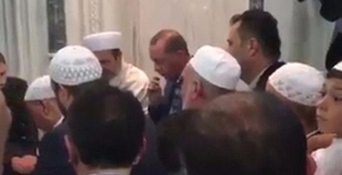 Cumhurbaşkanı Erdoğan şehitler için düzenlenen programda Kur'an-ı Kerim okudu