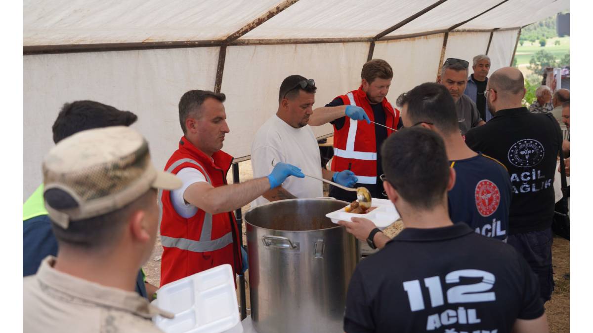 Bilecik Belediyesi çalışanları yangın bölgesindeki çalışmalarını sürdürüyor