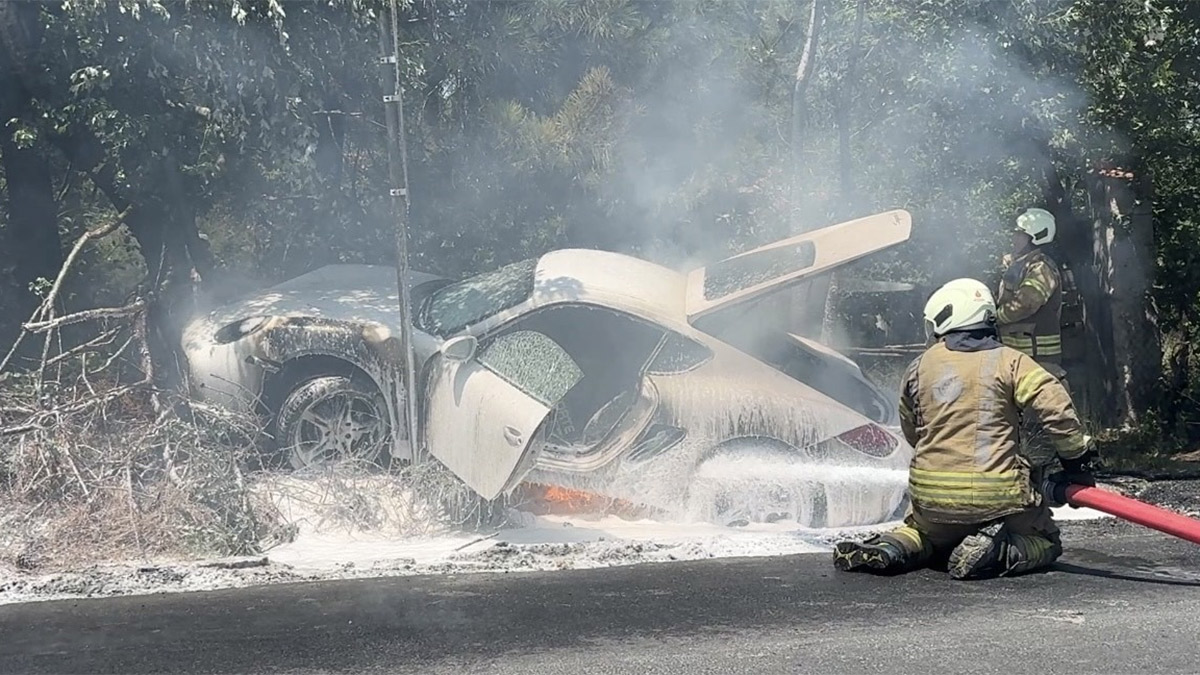 Sarıyer'de lüks otomobil kazadan sonra alev aldı: Sürücü son anda kurtuldu