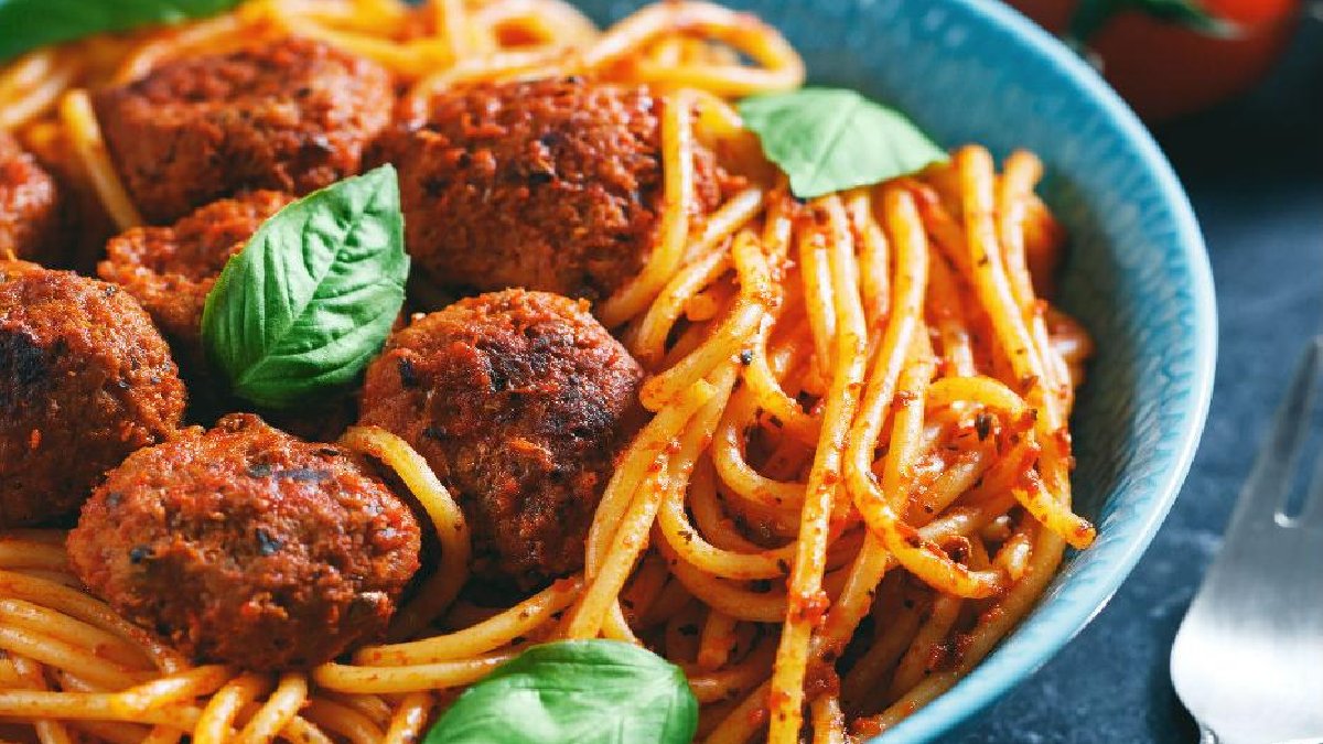 Köftenin en çok yakıştığı lezzet! Klasiklerden sıkılanlar hemen denesin: İşte köfteli domates soslu makarna…