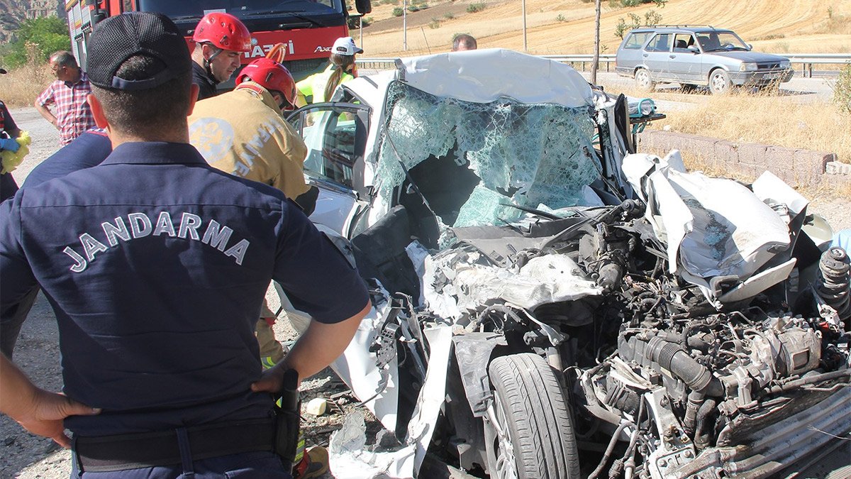 Manisa'da feci kaza! Baba ve 3 çocuğu hayatını kaybetti