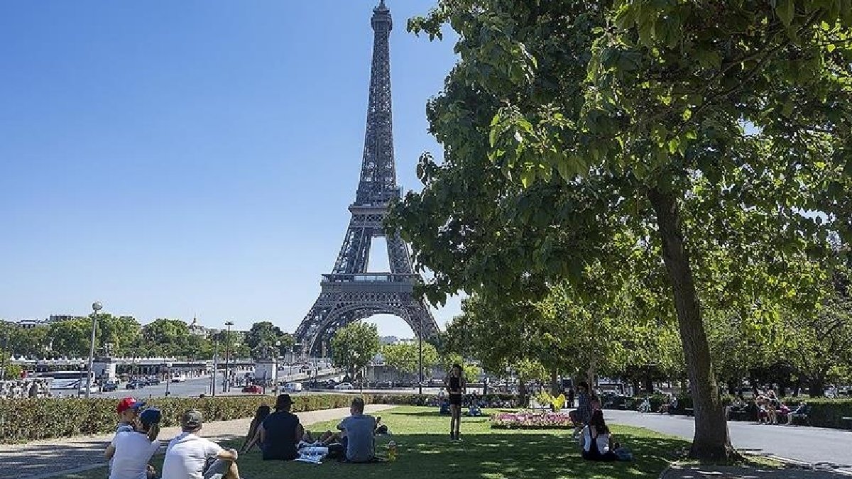 Fransa'da sıcak hayatı felç etti: Yüzlerce okul tatil edildi, araçların trafiğe çıkması yasaklandı