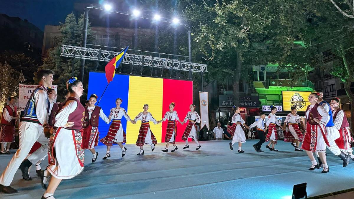 Uluslararası Halk Dansları Festivali renkli görüntülere sahne oldu