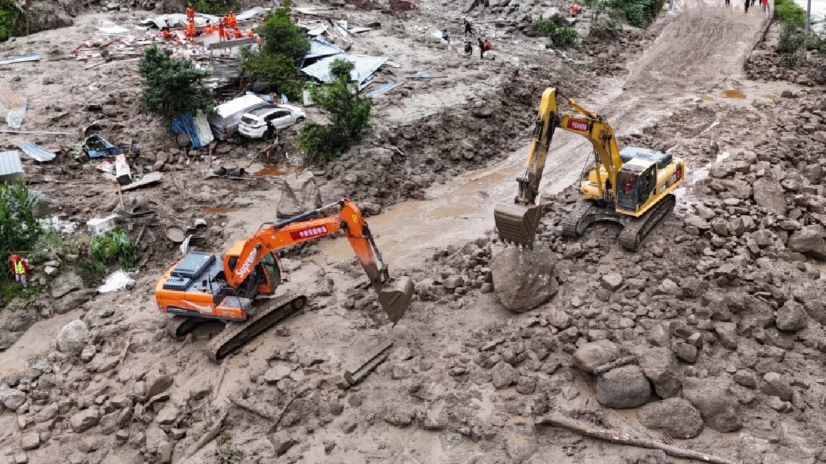 Şiddetli yağışlar Çin’i vurdu: Binlerce kişi tahliye edildi, ölü ve kayıplar var