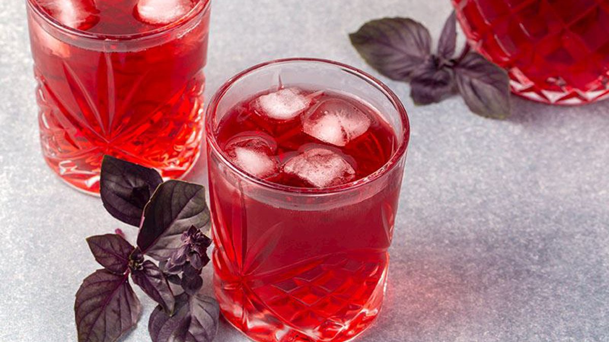 Hazır içeceklere veda edin! Sağlıklı ve lezzetli ev yapımı soğuk reyhan şerbetiyle serinliğin tadını çıkarın