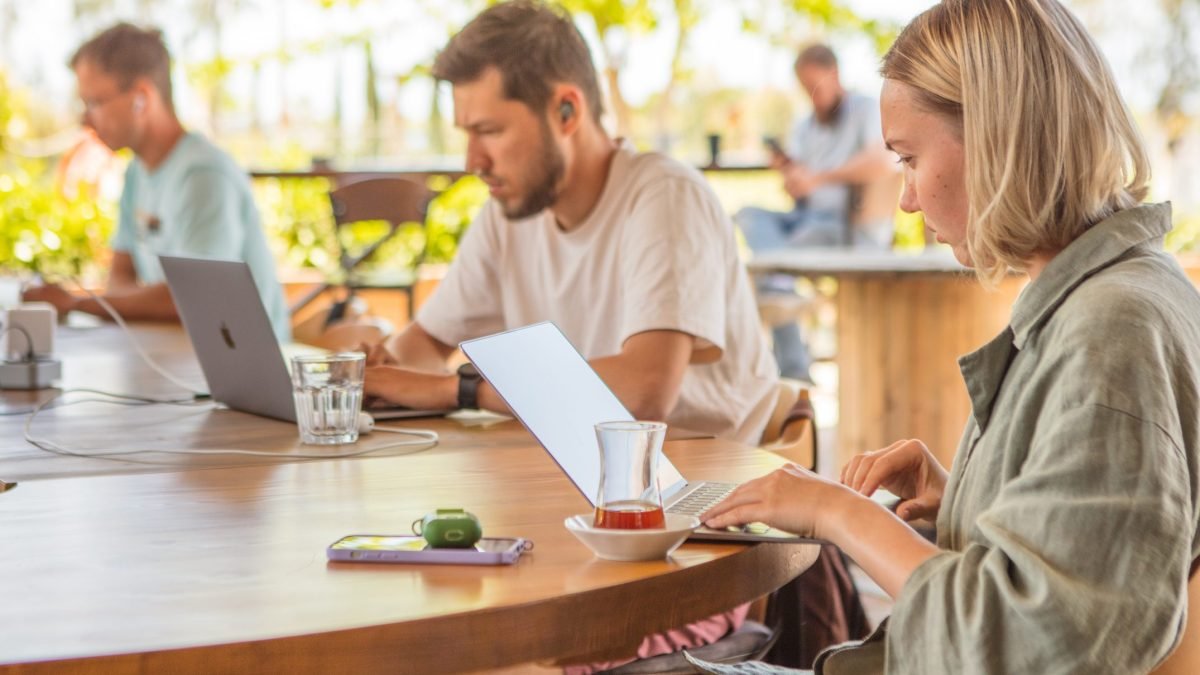 İş dünyasında yeni dönem başladı! Haftada 4 gün çalışma modeli test ediliyor: Çalışma saati en yüksek olan ülkelerden