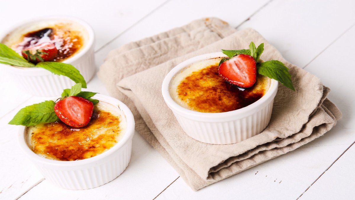 Dışarıda çokça para vermeye gerek yok! Hem maliyetsiz hem de pratik! İşte Creme Brulee tarifi….