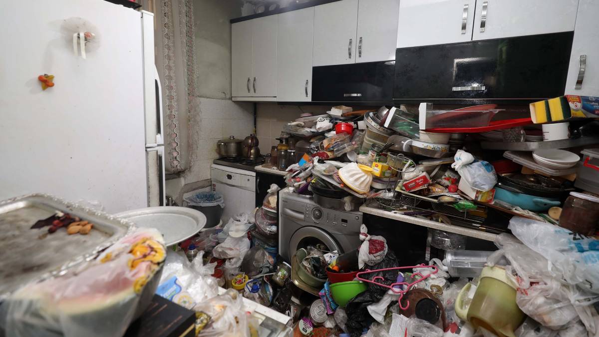 Çöp evden 3 kamyon çöp çıktı