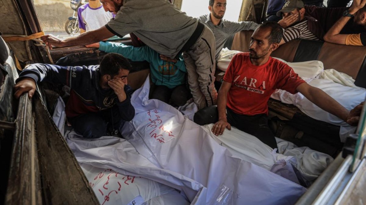 Gazze’de mezarlıklar doldu: Cenazeler hastane ve bahçelerde bekletiliyor