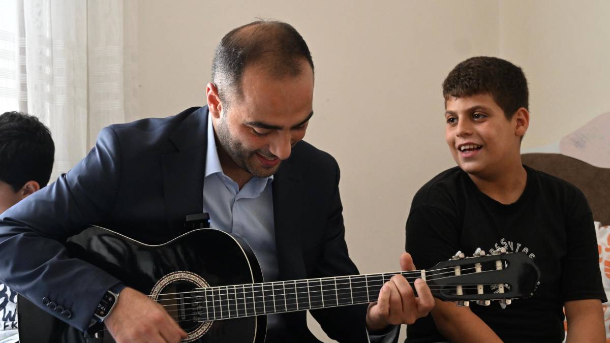Sokak ortasında darbedilen özel gereksinimli minik Efe'ye Başkan Vekili'nden sürpriz! Hayalini kurduğu gitarı hediye etti