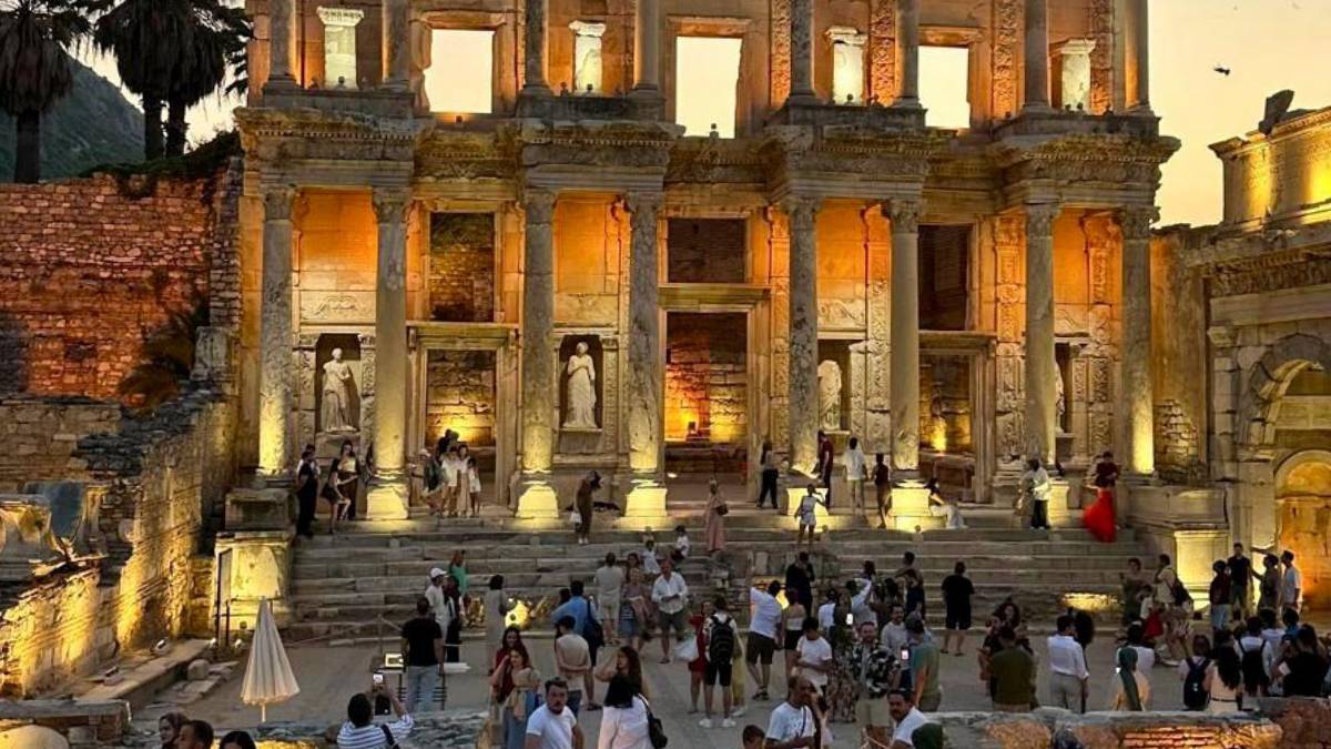 Gençler Efes’i keşfetti