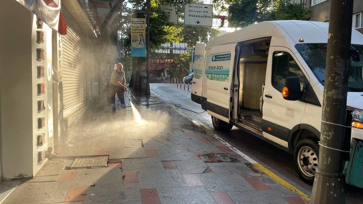 Bandırma Belediyesinden sabahın ilk saatlerinde temizlik mesaisi