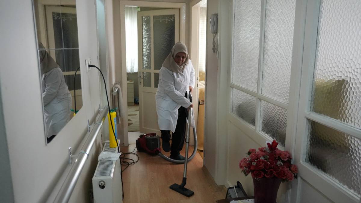 Bu hizmet yüzleri güldürüyor! Gaziosmanpaşa Belediyesinden ücretsiz evde temizlik desteği...