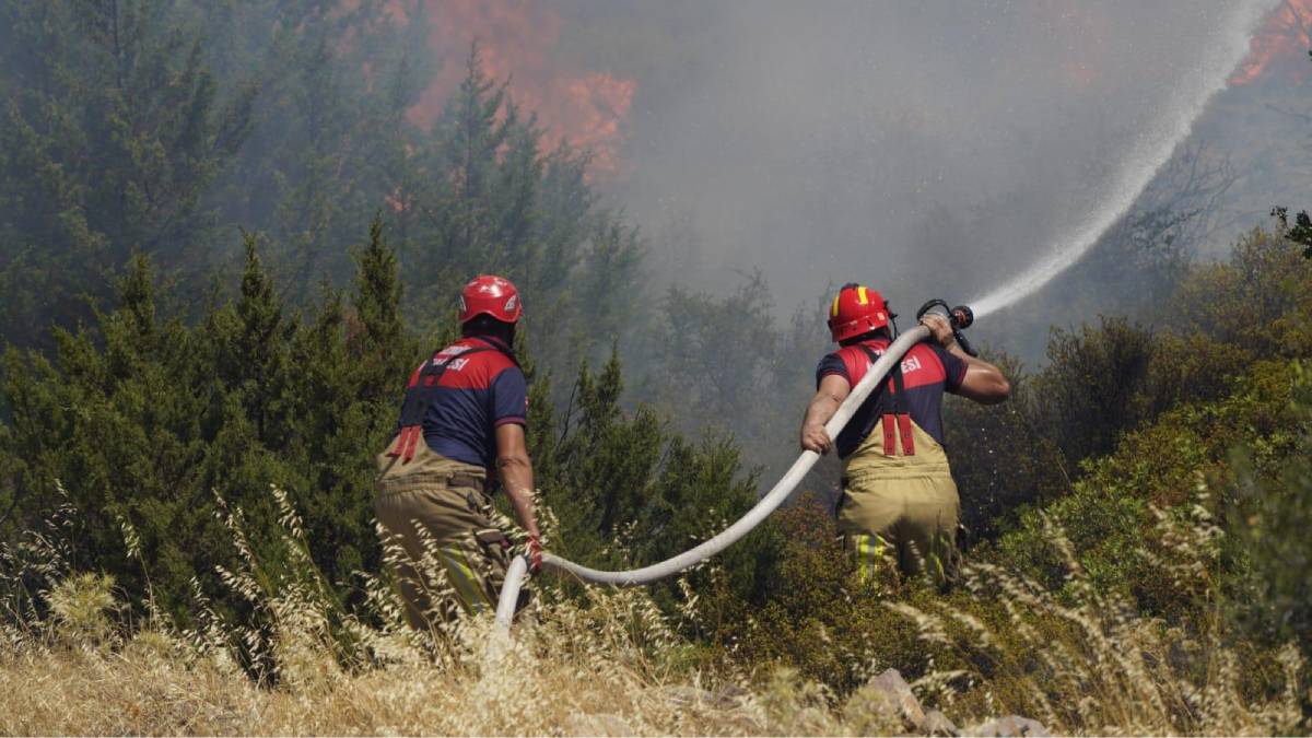 İzmir İtfaiyesi Çeşme'nin dört bir yanında görev başında
