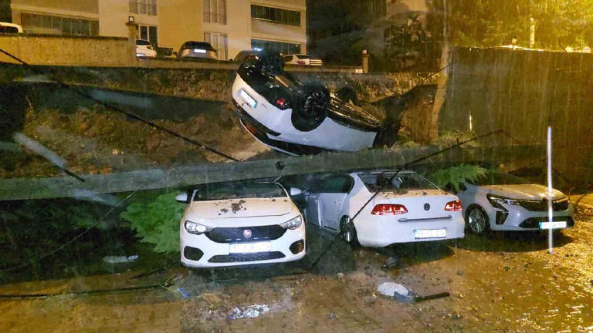 Meteoroloji uyarmıştı! Samsun'da sağanak felaketi: İstinat duvarı çöktü, araçlar hurdaya döndü