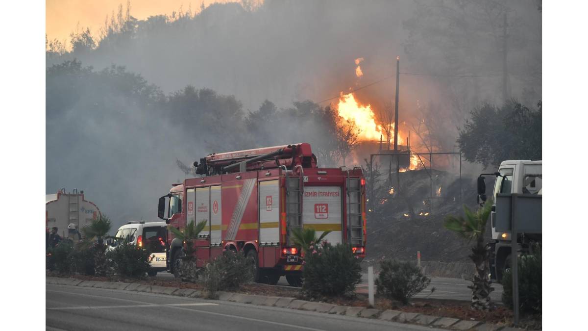 İzmir'in dört bir yanı alevlere teslim