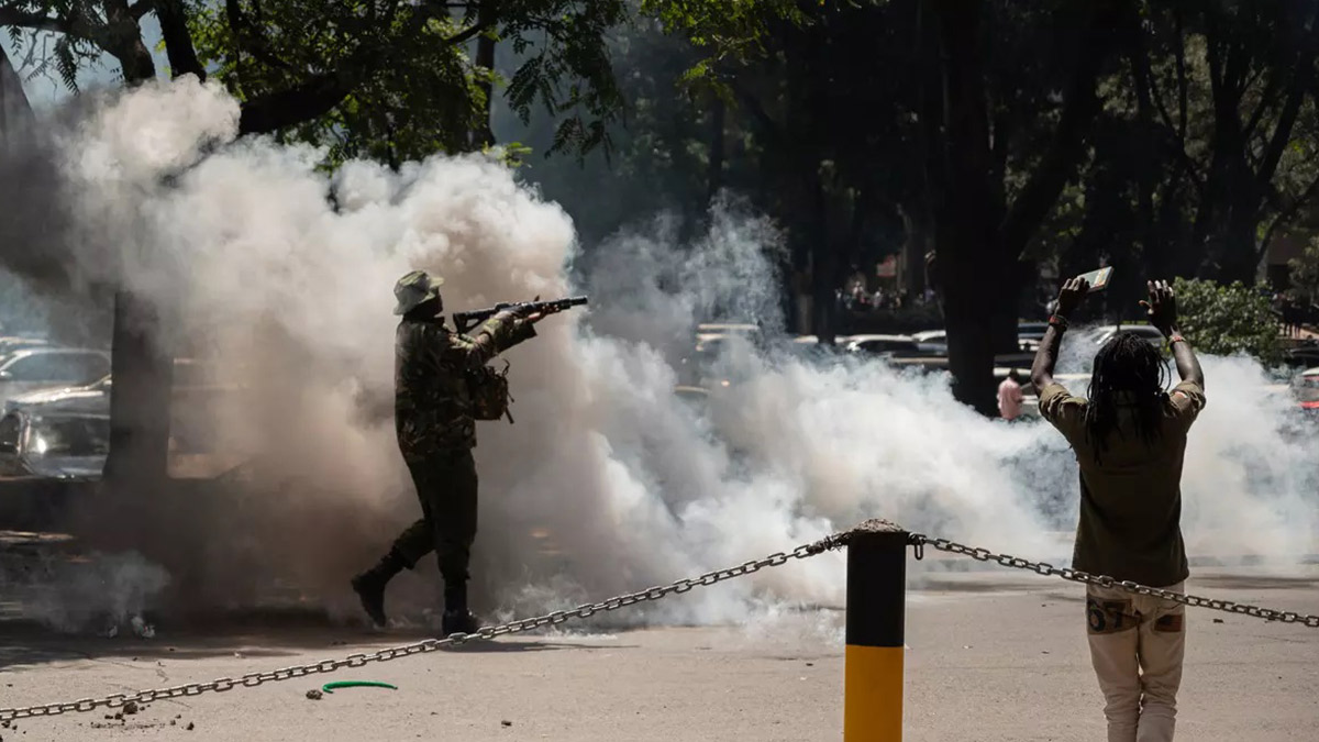 Kenya'da protestocular, gözaltında ölen fenomen için polis karakolunu yaktı
