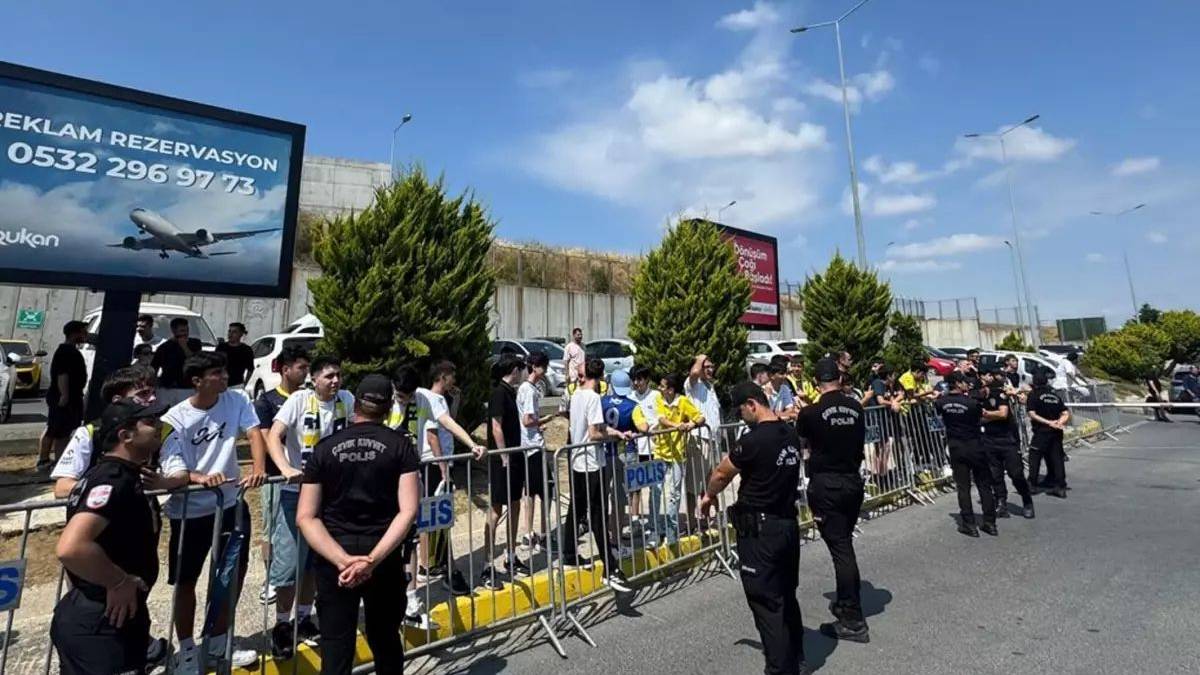 Fenerbahçe'nin yeni transferini karşılamaya gelen taraftar sayısı gündem oldu