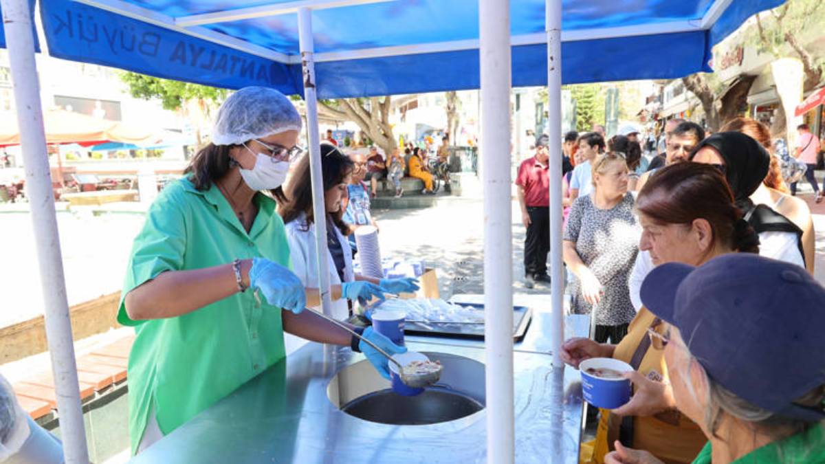 Antalya Büyükşehir Belediyesi geleneksel aşure ikramlarına başladı