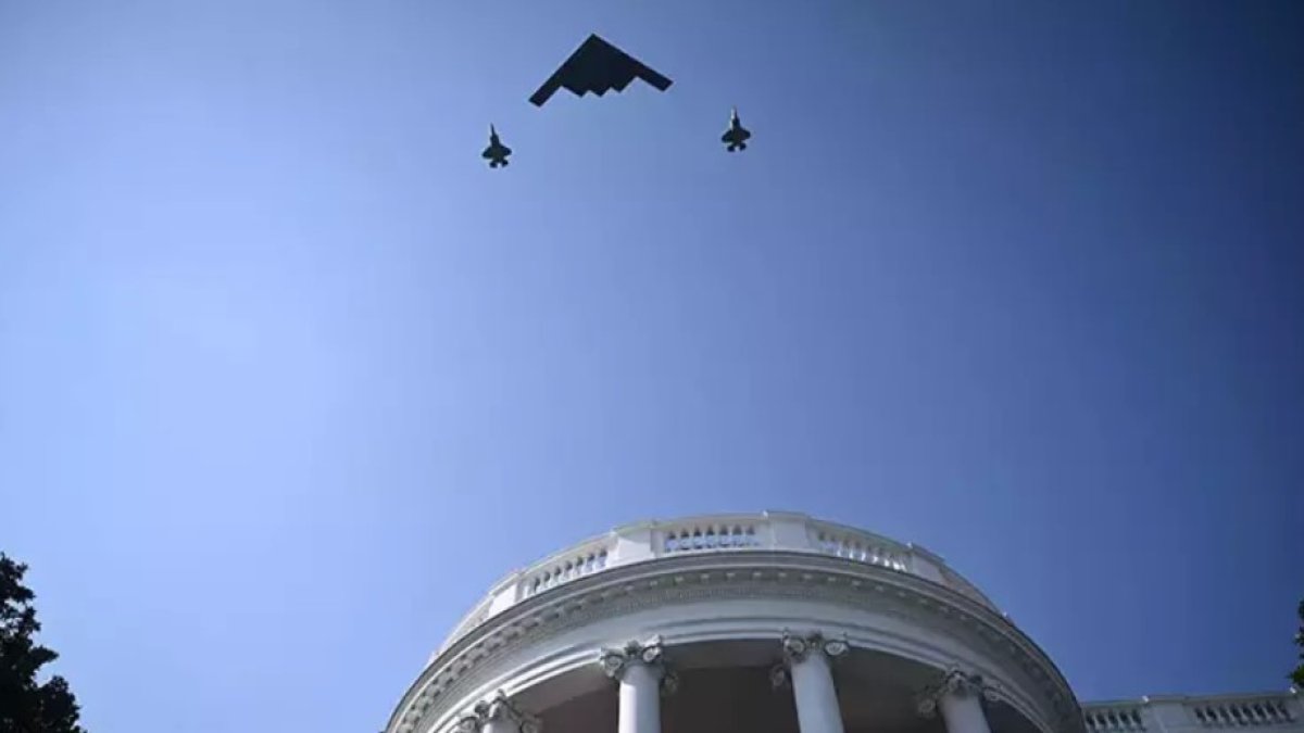 Trump’tan mesaj gibi kutlama: İran’ı bombalayan uçaklar Beyaz Saray semalarında