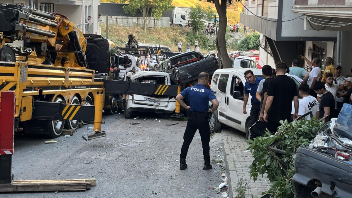 Başakşehir’de vinç dehşeti: Kontrolden çıkan iş makinesi, 23 araca çarptı