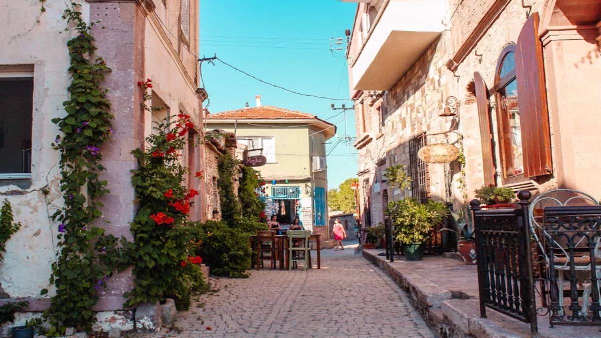 Alaçatı ve Bodrum'a rakip olacak: Taş evleri ve pırıl pırıl plajı ile harika bir rota, İzmir'e 2 saatlik uzakta!
